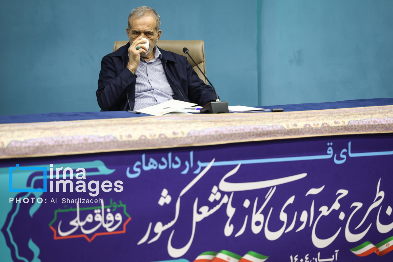 امضای قرارداد مسئولان نفتی با حضور رئیس‌جمهور