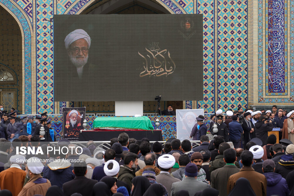 تشییع پیکر آیت‌الله امامی کاشانی در حرم مطهر رضوی