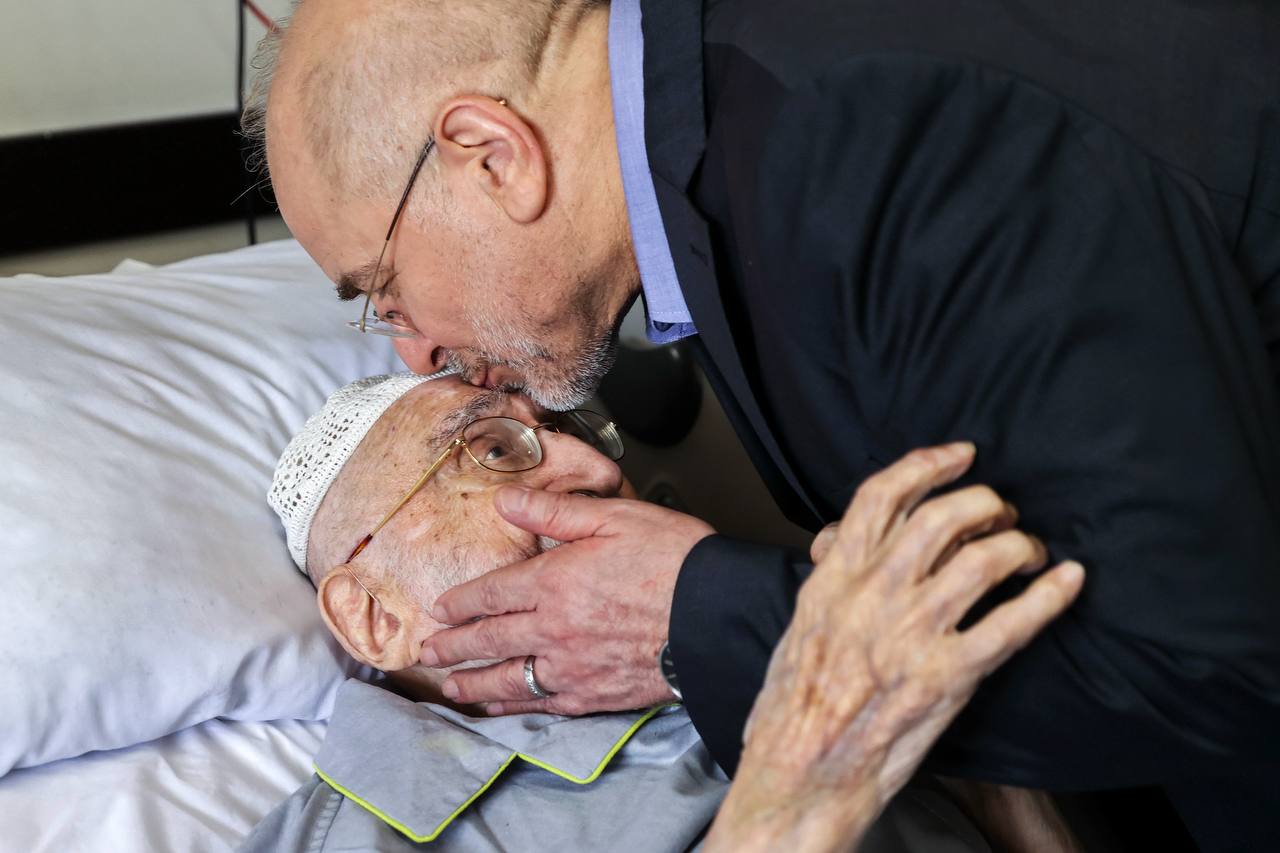 عیادت قالیباف از آیت‌الله نوری همدانی