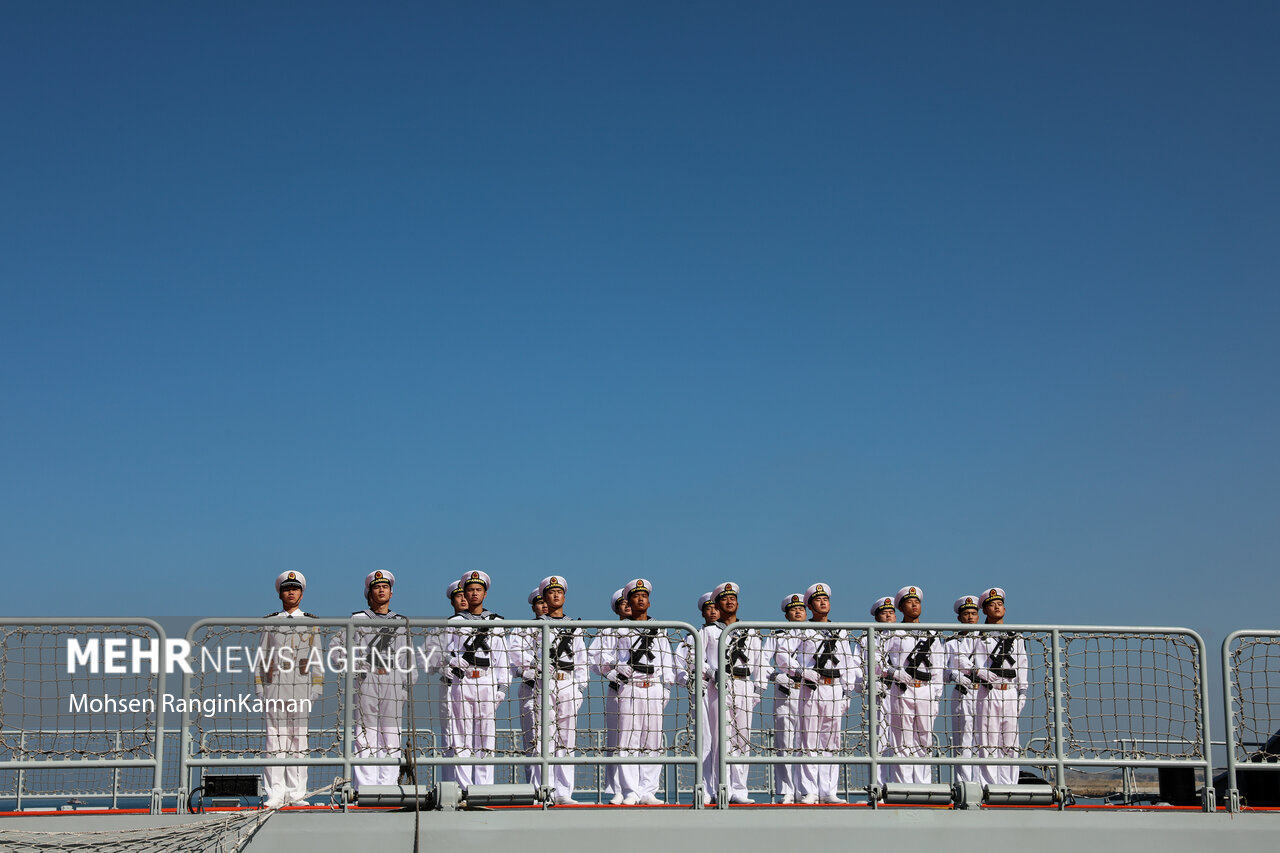 بازدید فرمانده نیروی دریایی ارتش از ناوهای چین و روسیه