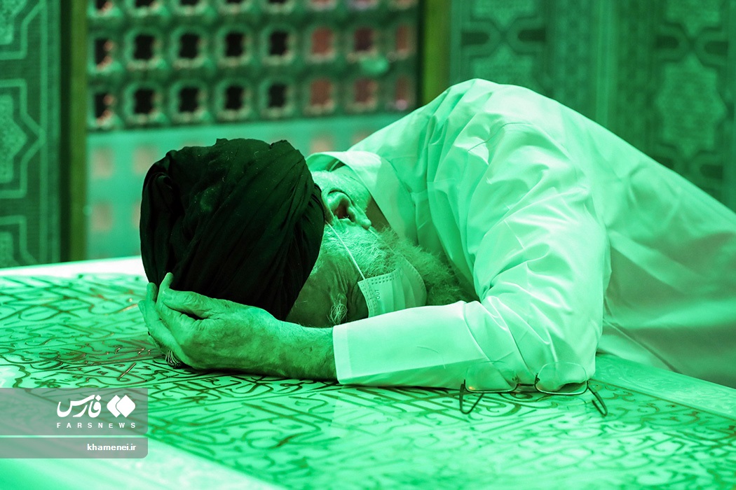 غبارروبی مضجع مطهر رضوی توسط رهبر انقلاب