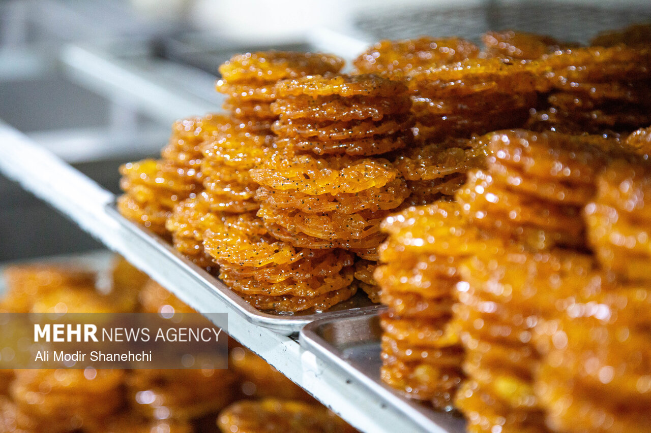 ضیافت زولبیا و بامیه در مشهد