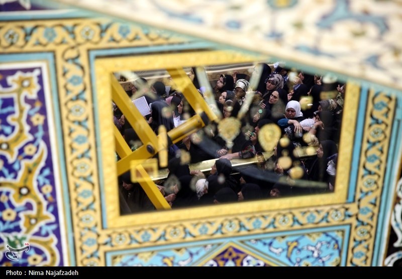 تعویض گل‌های ضریح مطهر امام رضا(ع)