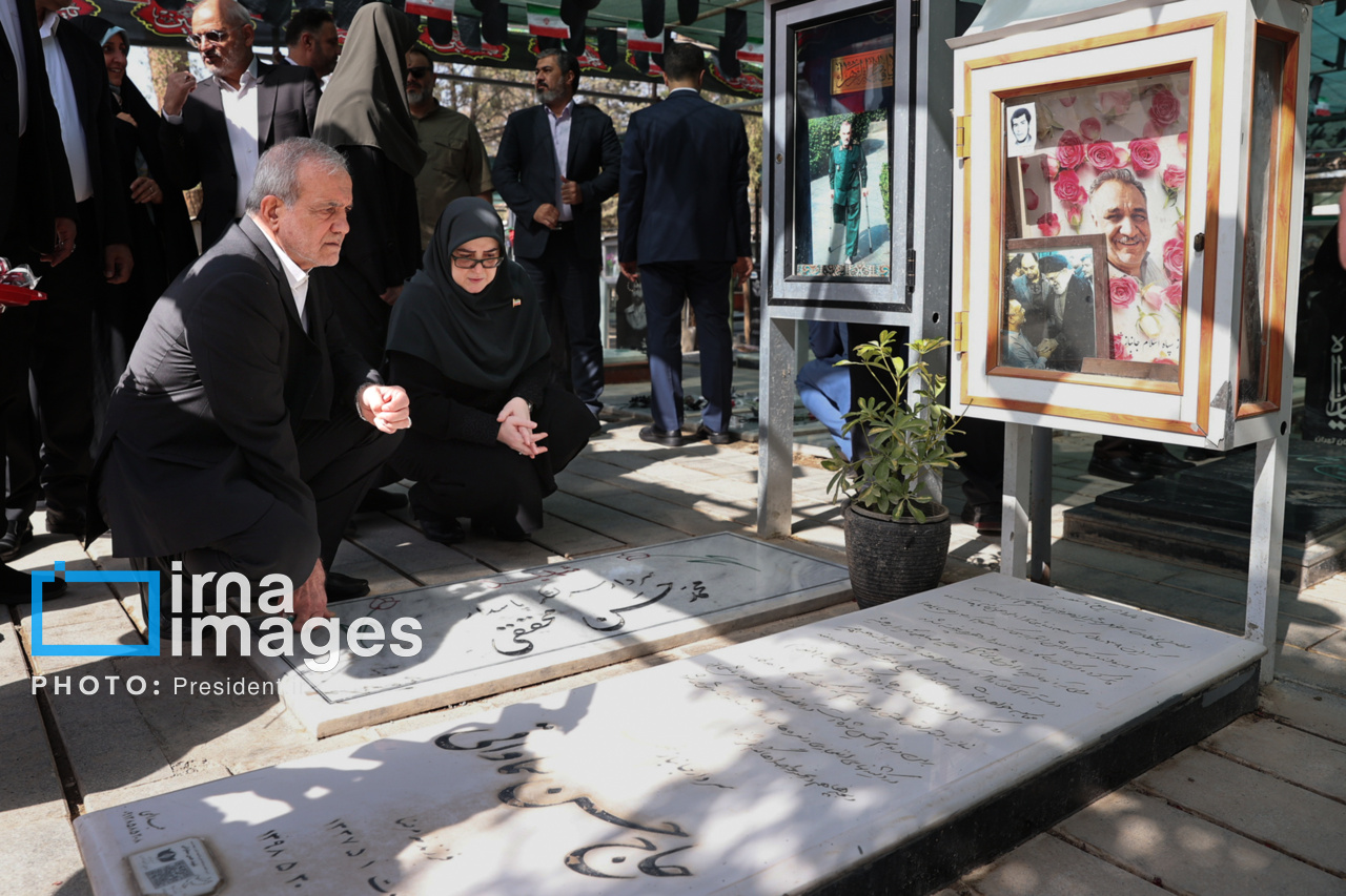 حضور پزشکیان بر مزار شهدای تهاجم اسرائیل به ایران