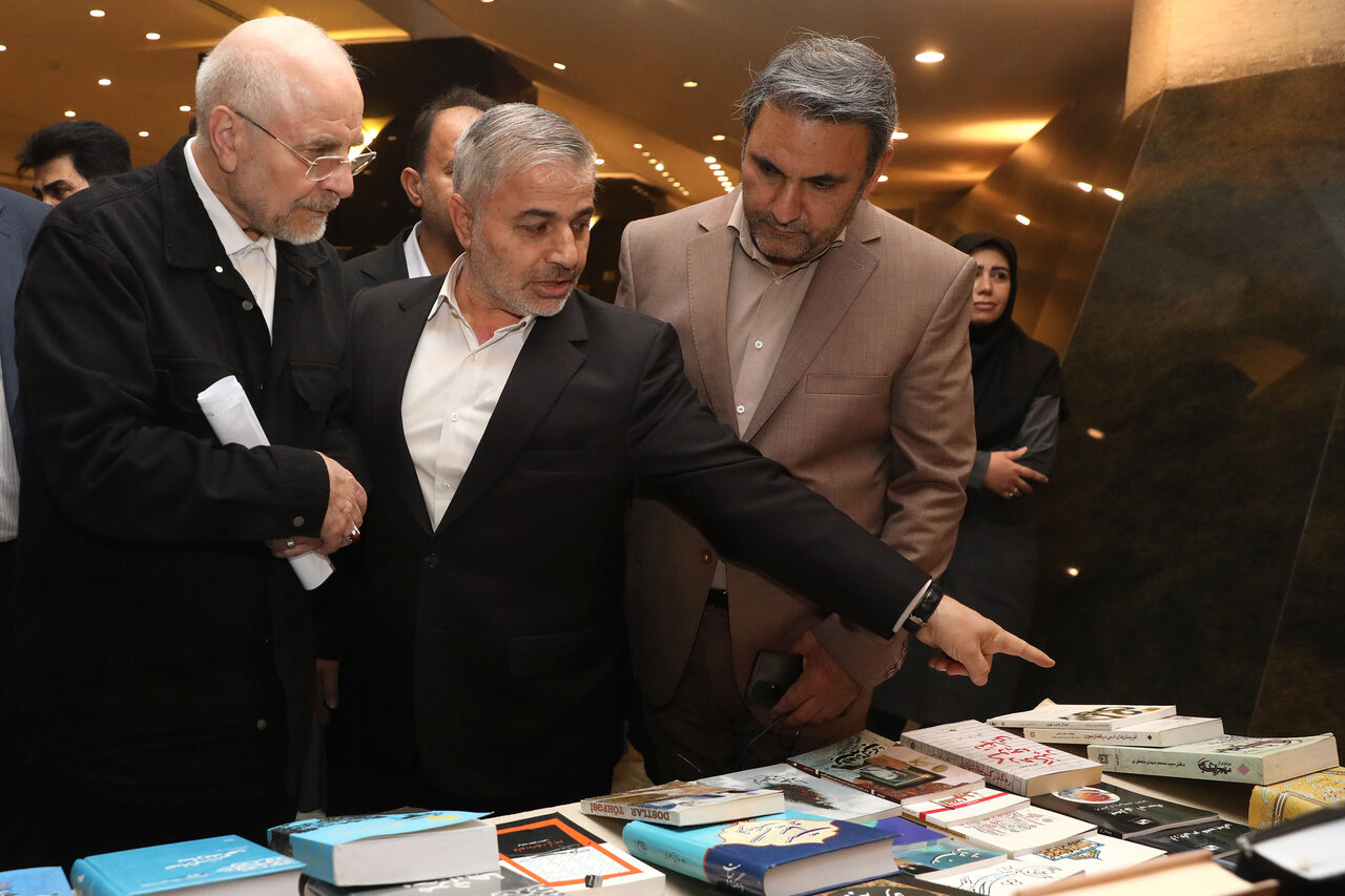  بازدید رئیس مجلس از نمایشگاه آثار مکتوب نمایندگان ادوار