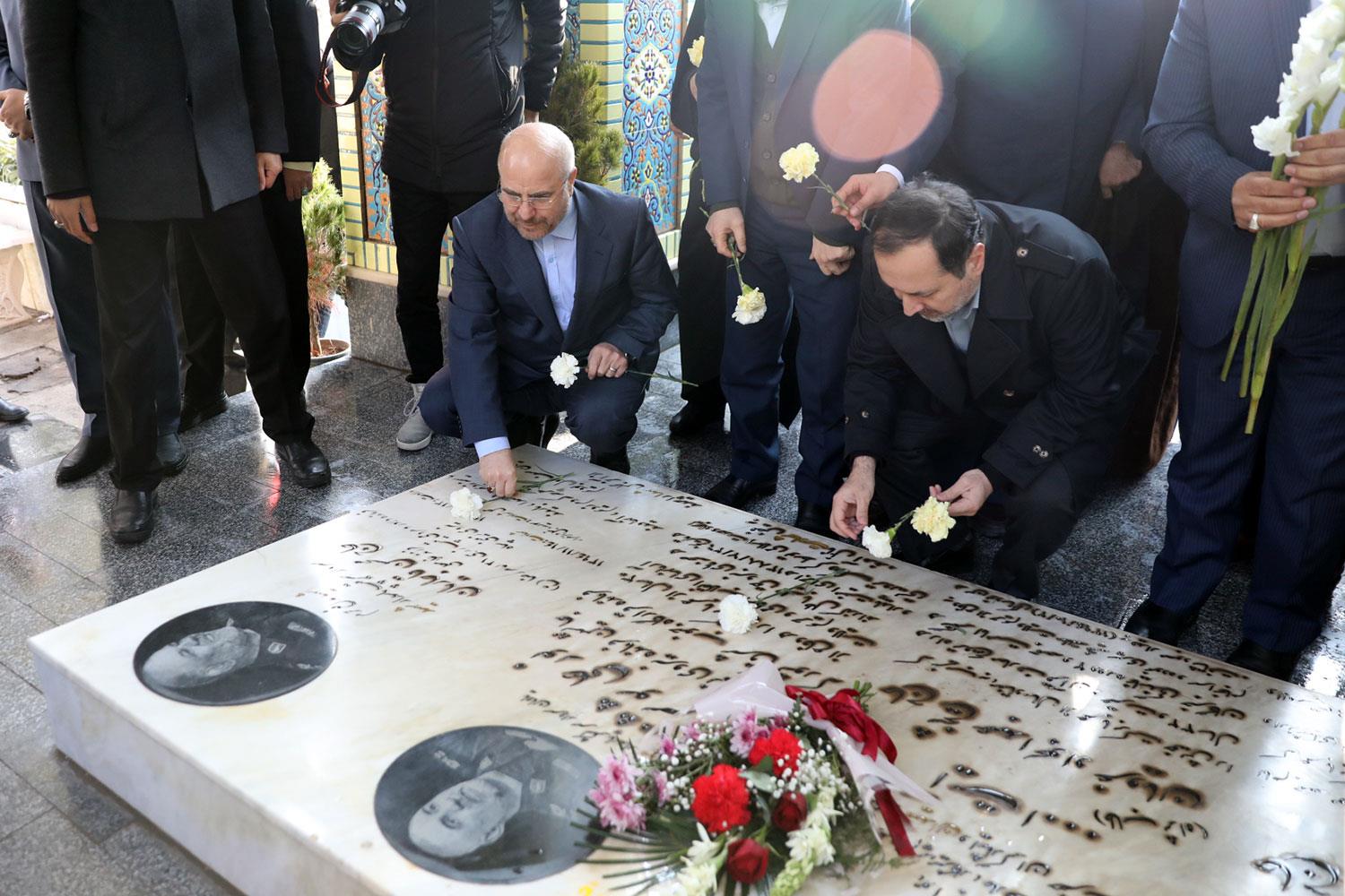 حضور رئیس مجلس در مزار شهدای شهرستان نیشابور