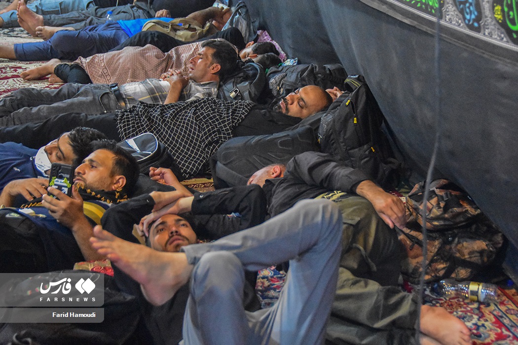 استراحت زائران سیدالشهدا(ع) در مرز شلمچه