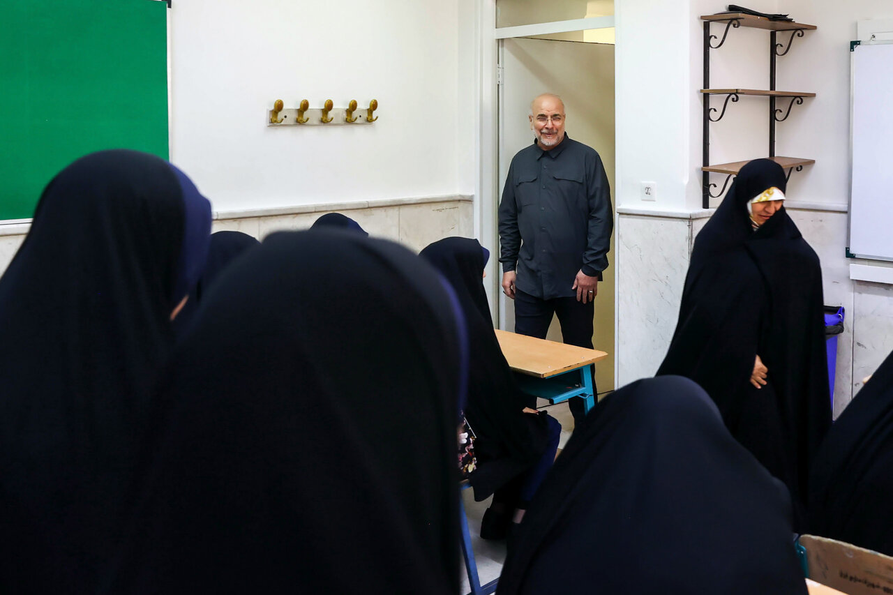حضور قالیباف در مدرسه دخترانه فاطمیون تهران