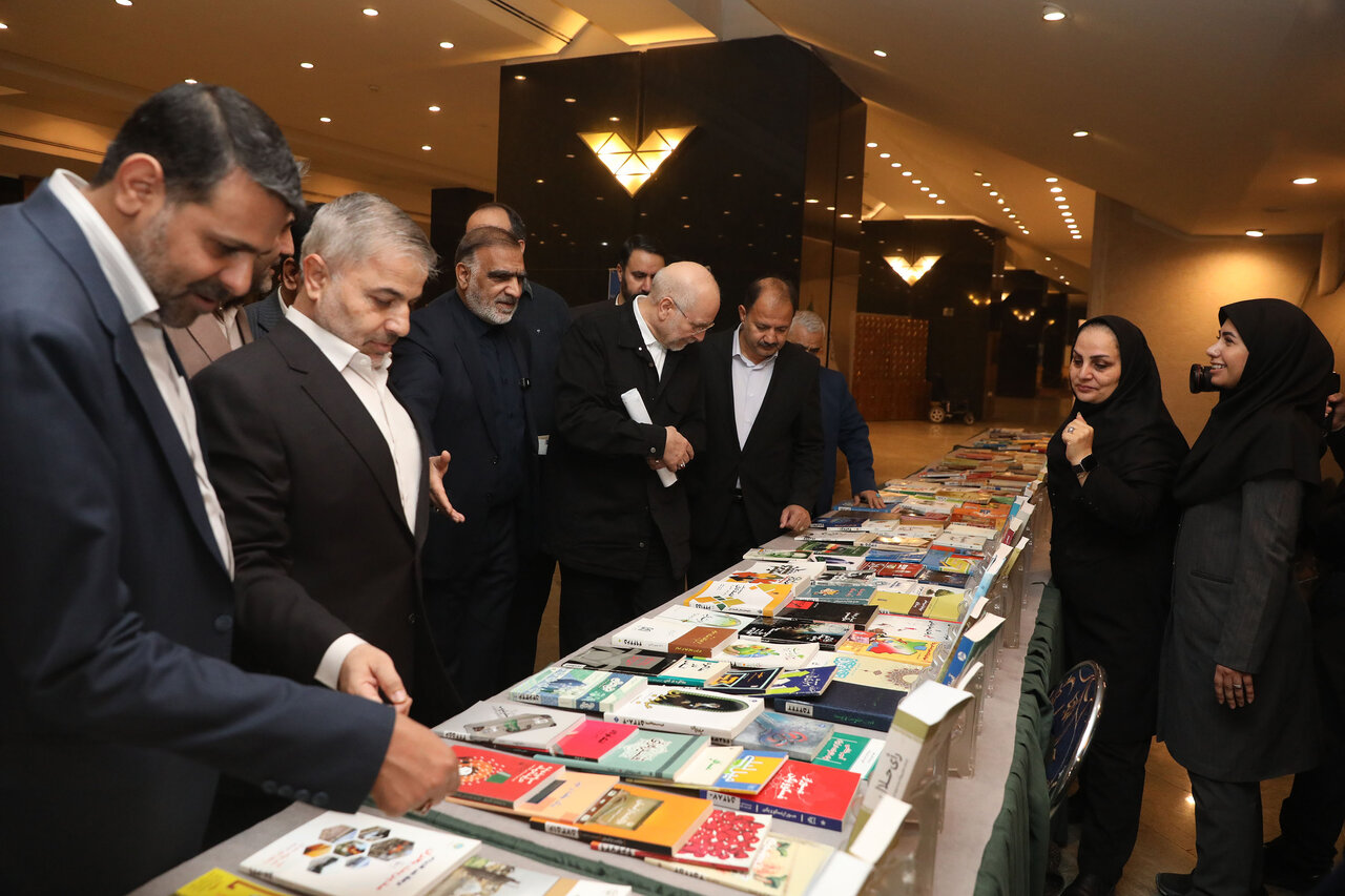  بازدید رئیس مجلس از نمایشگاه آثار مکتوب نمایندگان ادوار