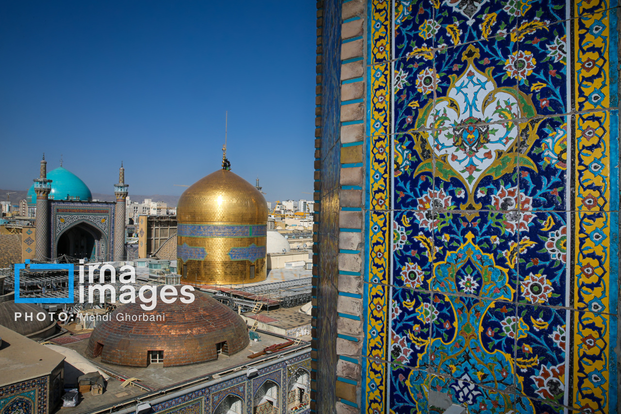 تعویض پرچم حرم مطهر امام رضا(ع)