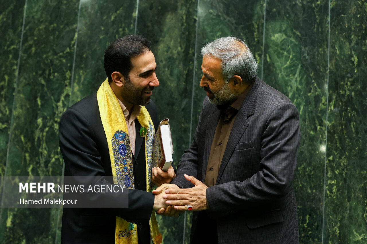 خادمان حرم حضرت عبدالعظیم در صحن مجلس