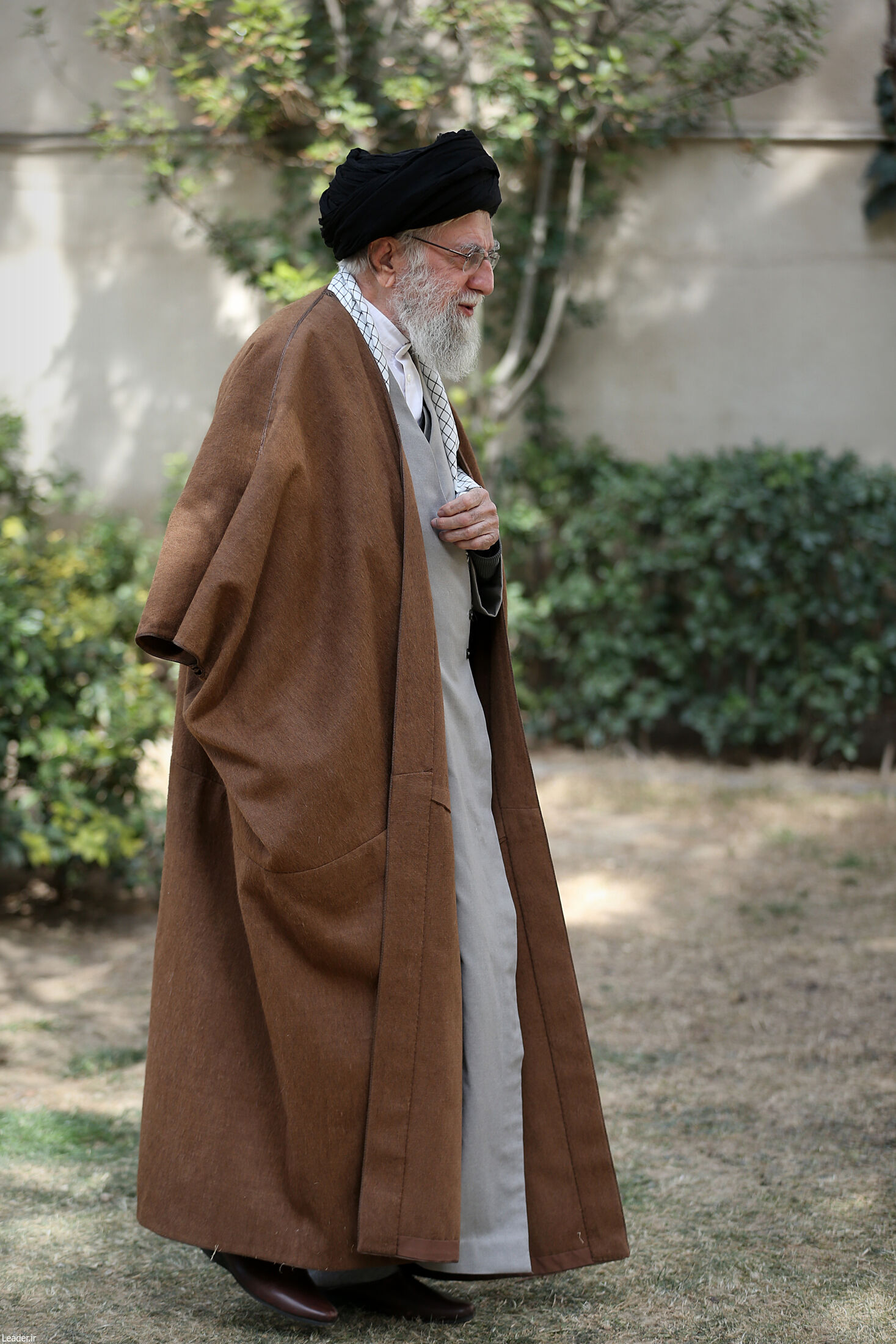 رهبر انقلاب در روز درختکاری