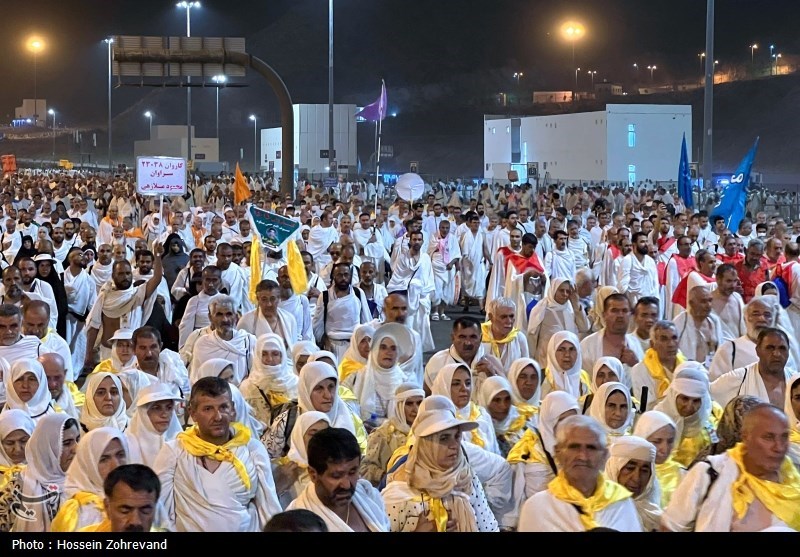 عزیمت هزاران زائر به سرزمین منا با پای پیاده