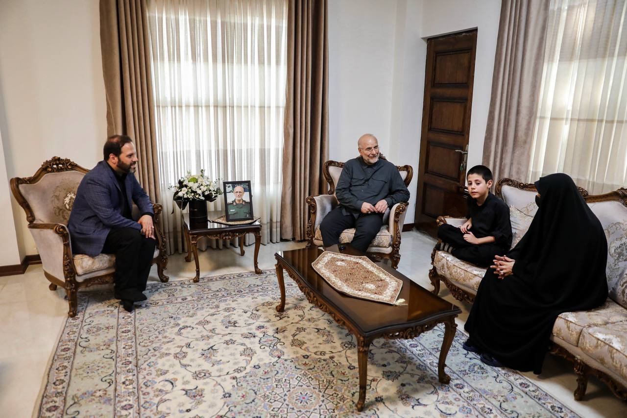 حضور قالیباف در منزل سرلشکر شهید غلامرضا محرابی