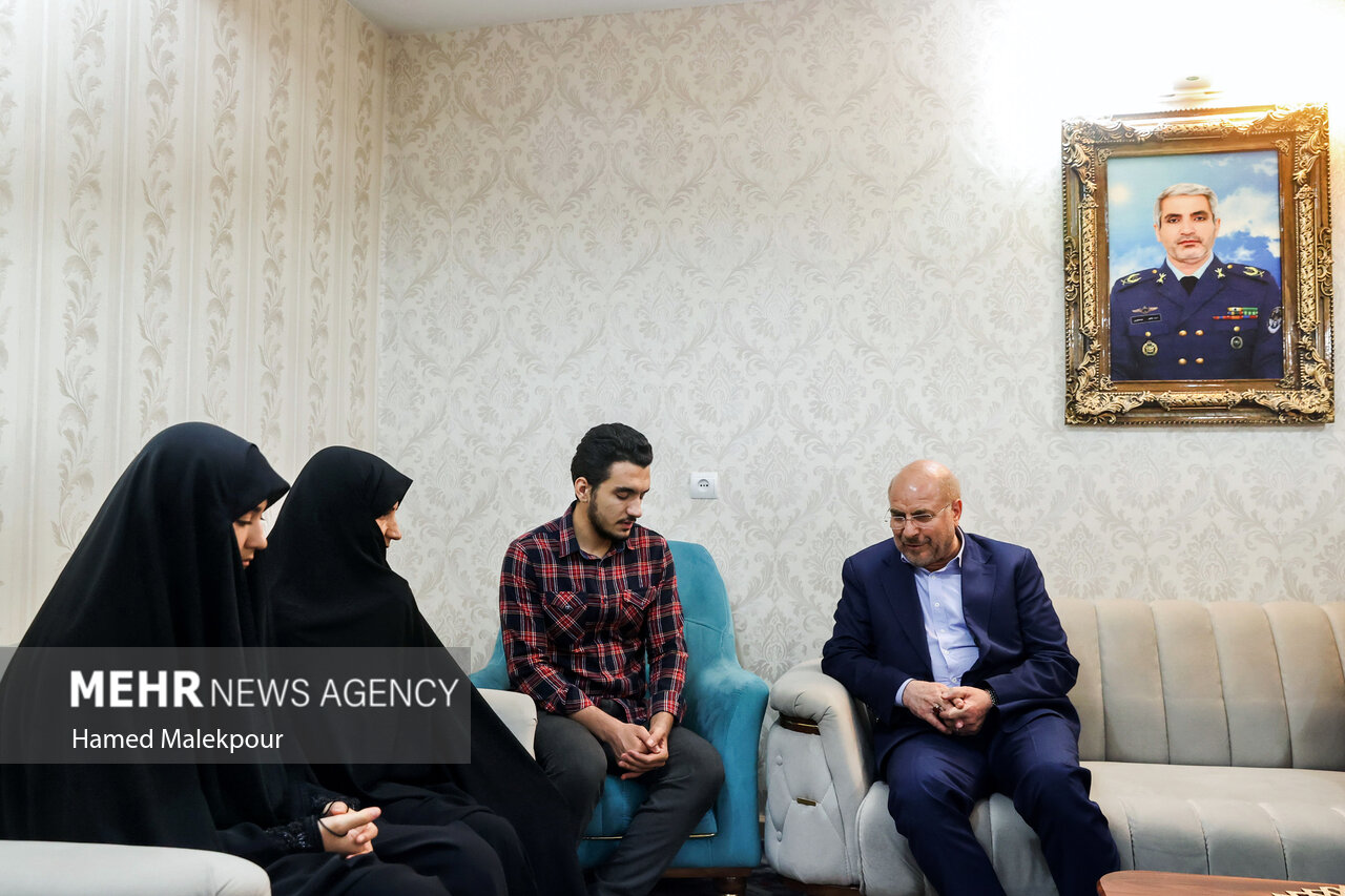 حضور رئیس مجلس در منزل سه تن از شهدای پرواز اردیبهشت
