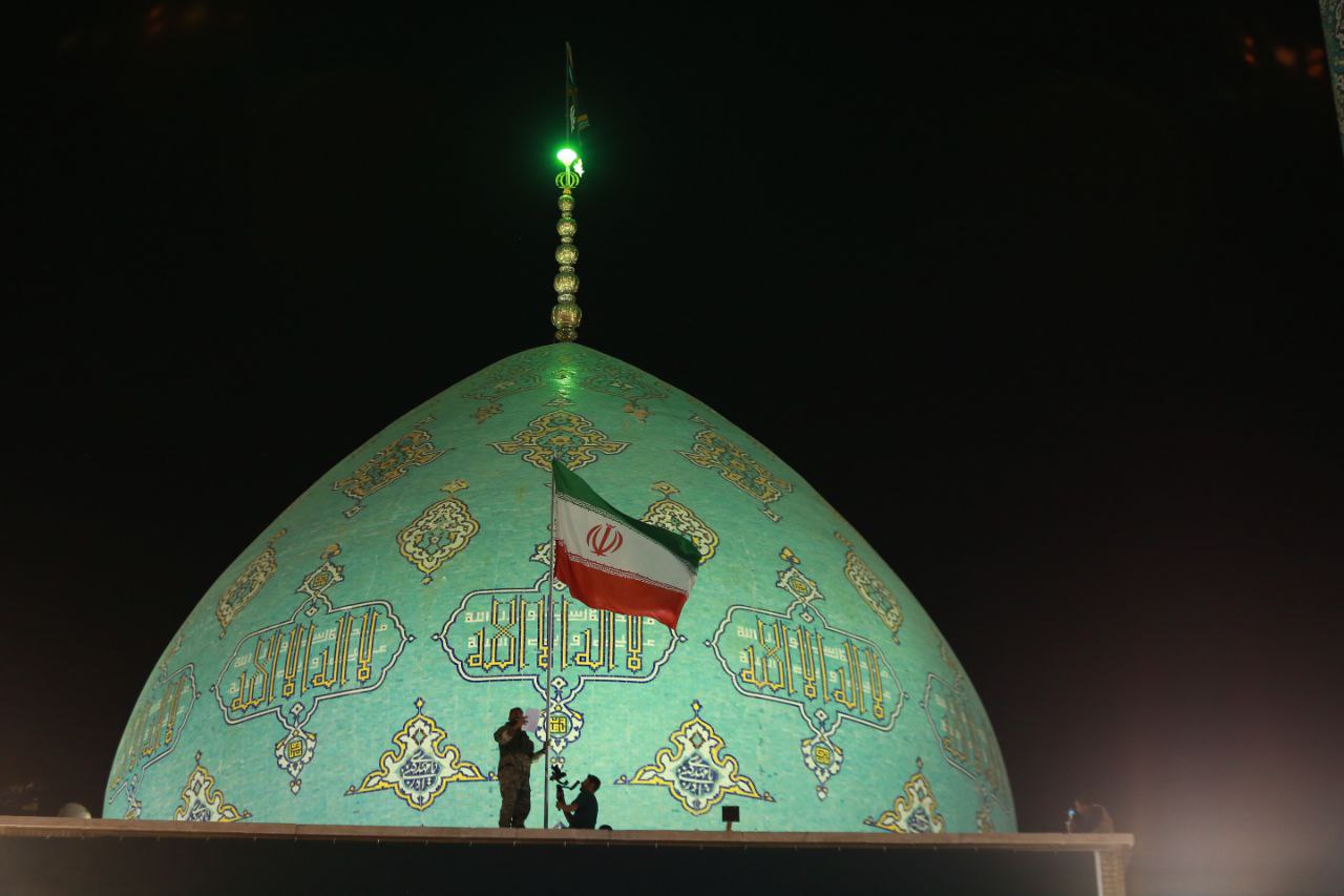 برافراشته شدن پرچم ایران در مسجد جمکران