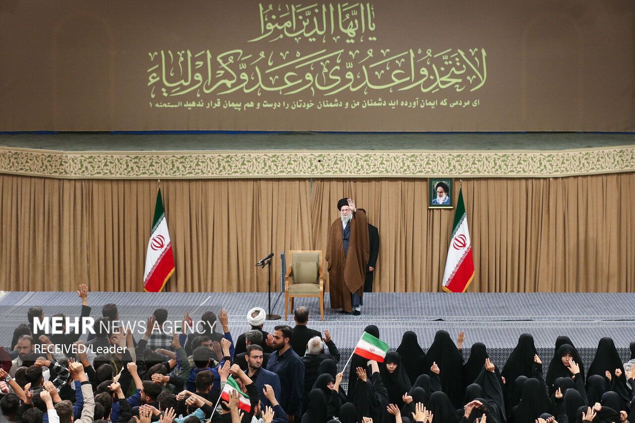 دیدار دانش‌آموزان و دانشجویان با رهبر انقلاب
