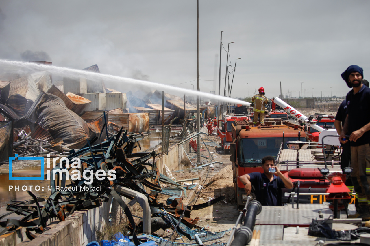 مراحل پایانی مهار آتش سوزی بندر شهید رجایی
