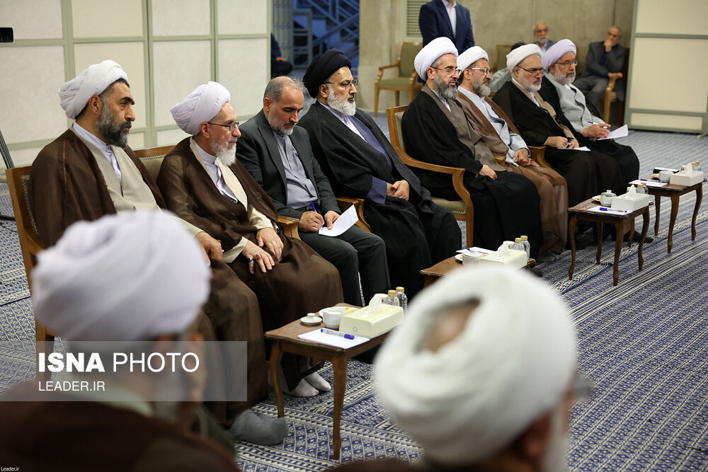 دیدار دست‌اندرکاران کنگره بین‌المللی علامه نائینی با رهبر انقلاب