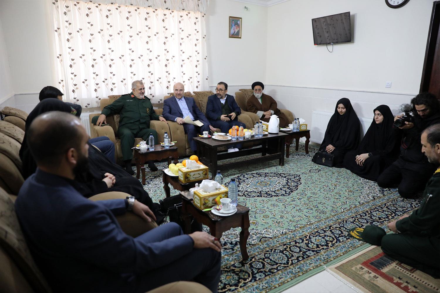  دیدار قالیباف با خانواده شهید سردار محسن قاجاریان