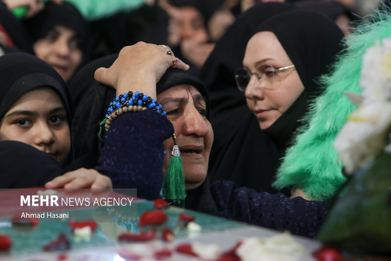 مراسم وداع با پیکرهای مطهر ۱۲ شهید گمنام