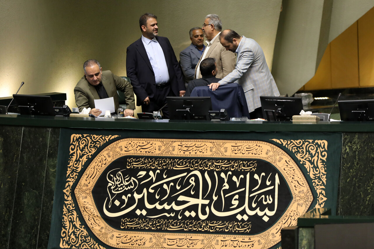 حضور وزیر ارشاد در مجلس