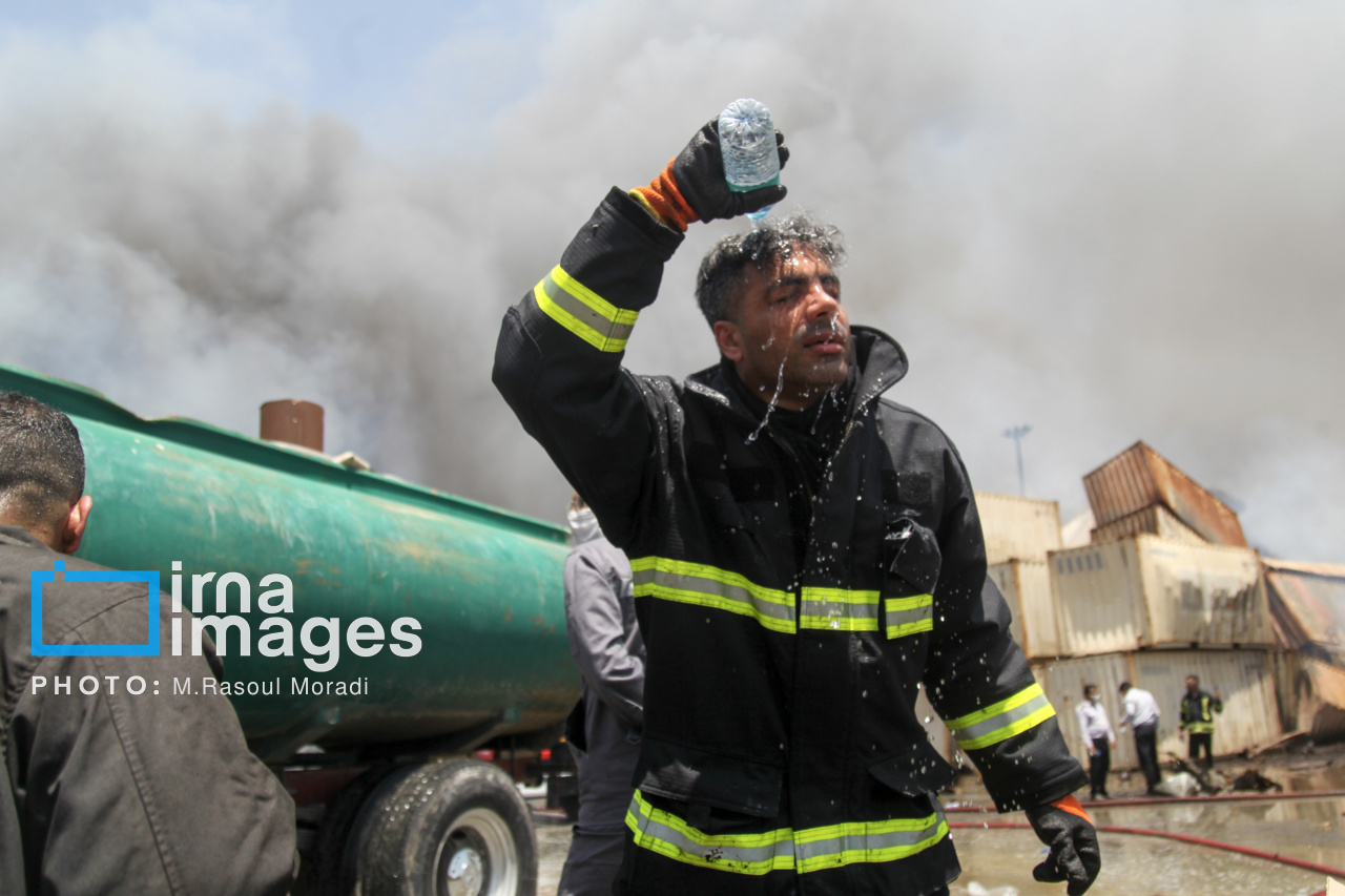 مراحل پایانی مهار آتش سوزی بندر شهید رجایی