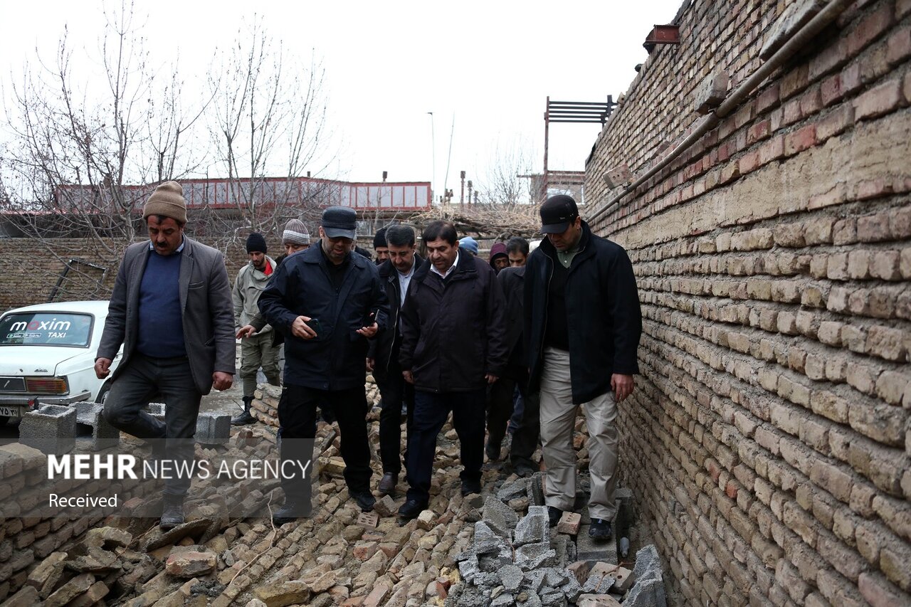 بازدید مخبر از مناطق زلزله‌زده خوی