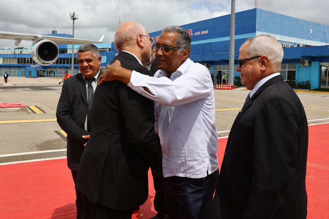 بدرقه قالیباف توسط رئیس و نایب‌رئیس مجلس کوبا