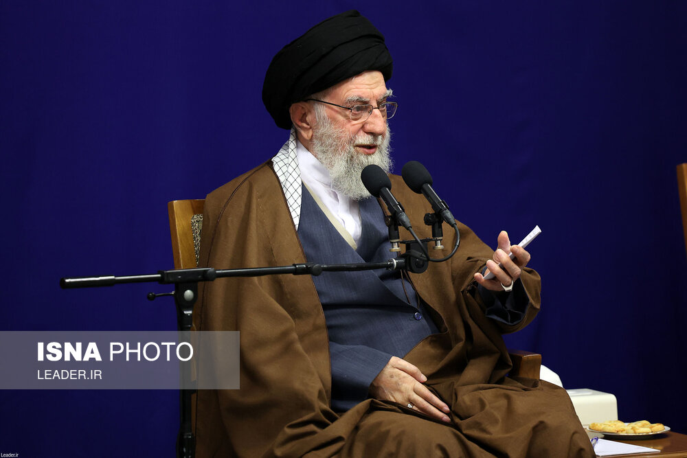 دیدار دست‌اندرکاران کنگره بین‌المللی علامه نائینی با رهبر انقلاب