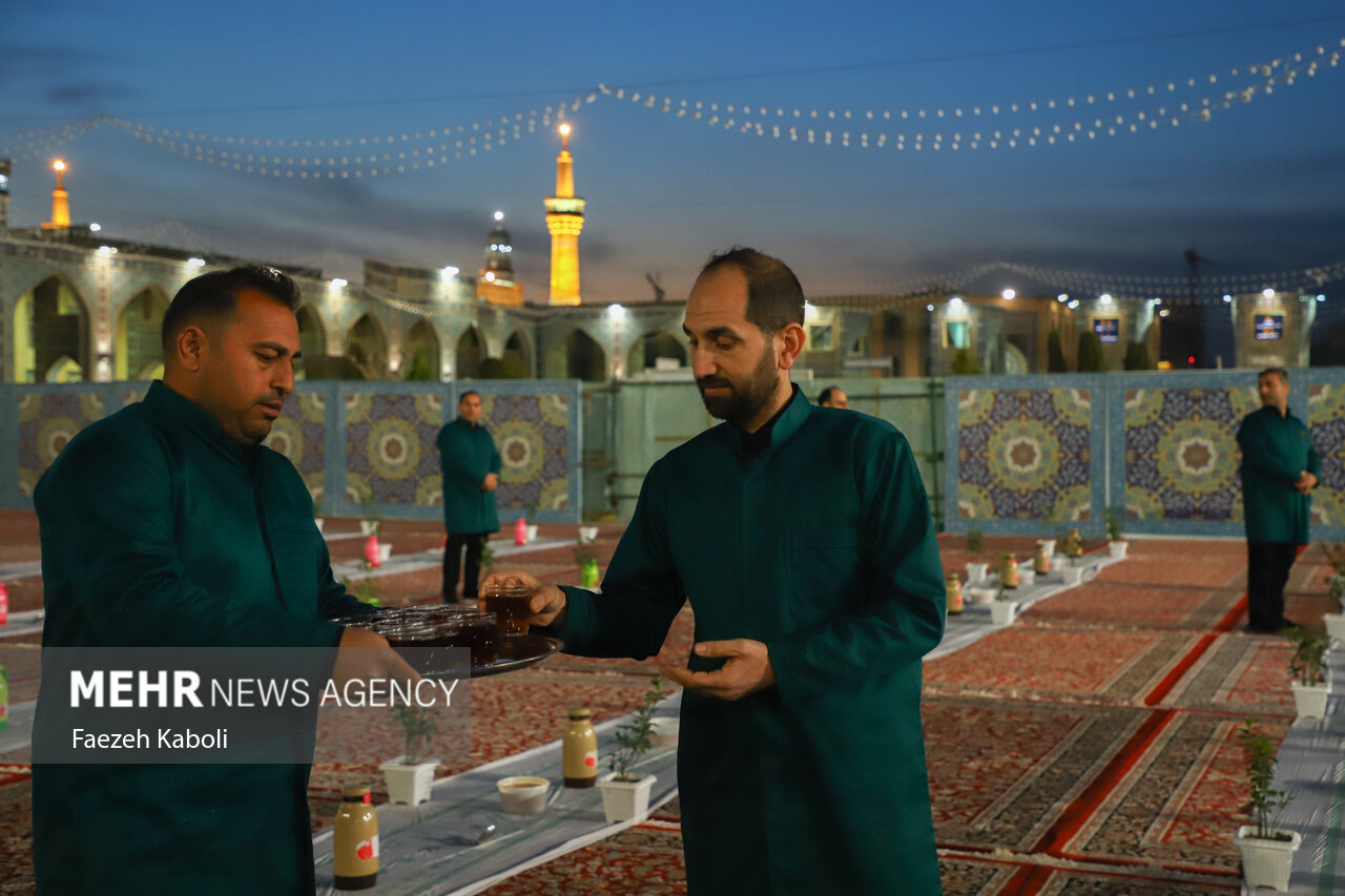 مراسم افطاری طرح ضیافت اکرام رضوی در صحن امام حسن مجتبی(ع)