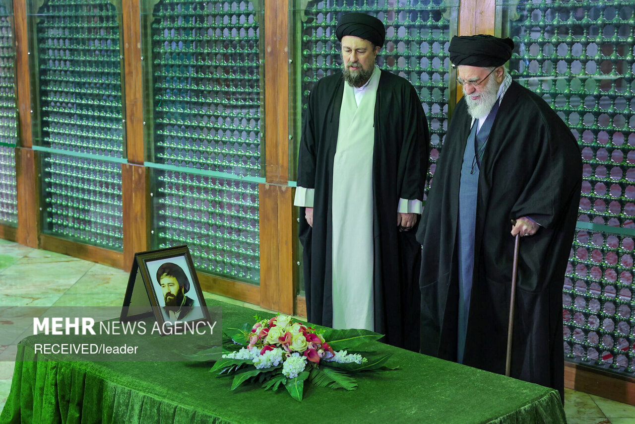 حضور رهبر انقلاب در مرقد بنیانگذار جمهوری اسلامی ایران