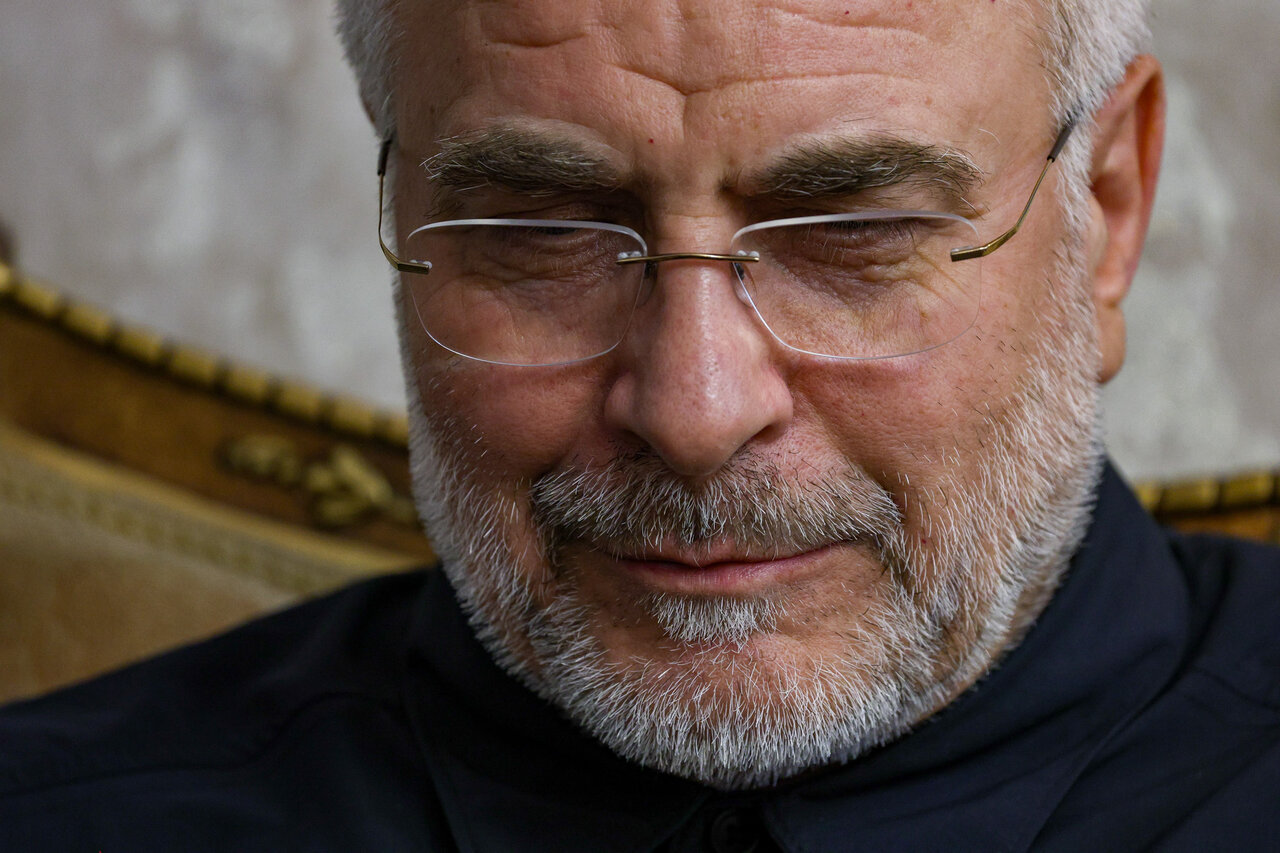 دیدار قالیباف با خانواده شهید باقری