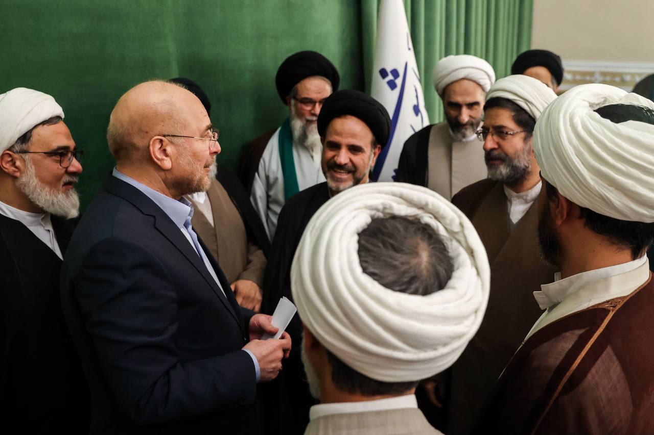 نشست جمعی از علماء و اعضای مرکز تحقیقات اسلامی قم با قالیباف