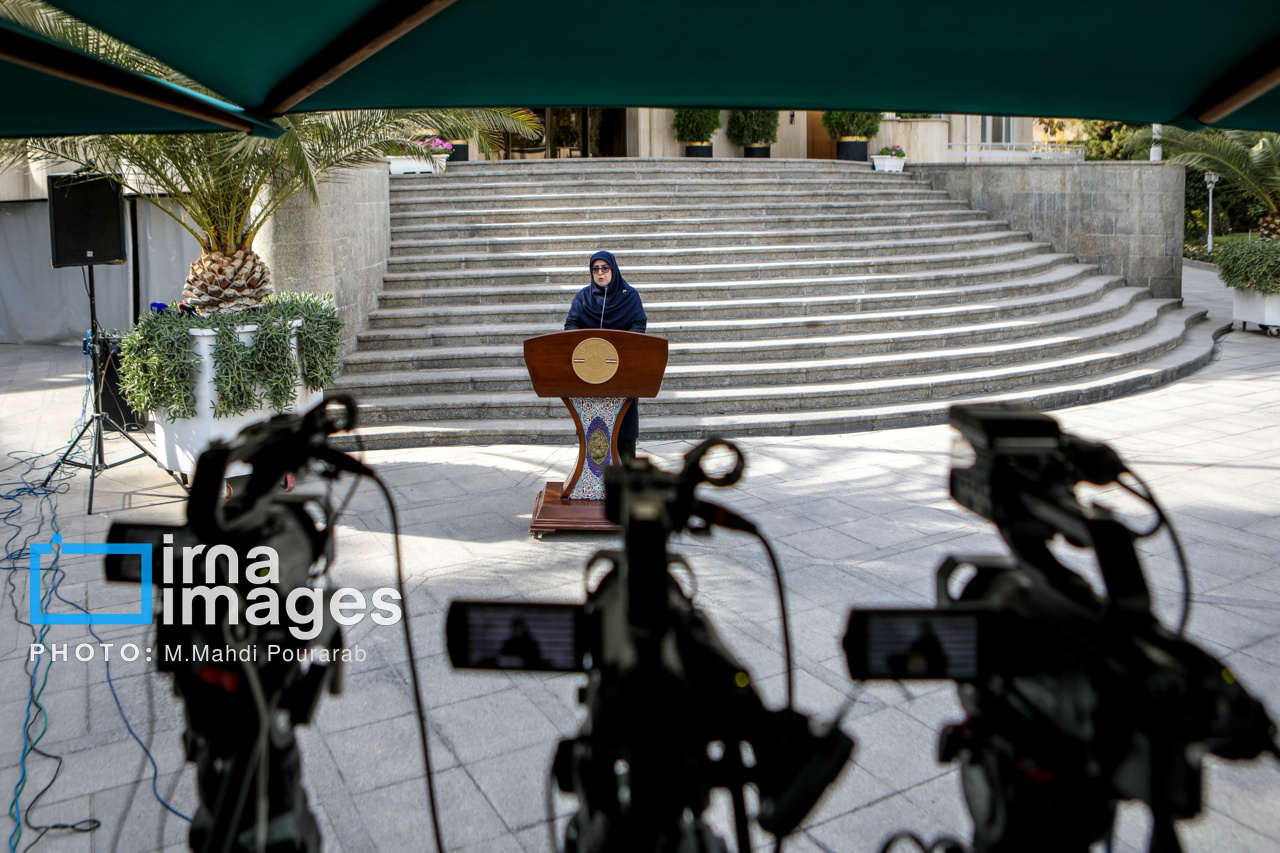 اعضای هیأت دولت در جمع خبرنگاران