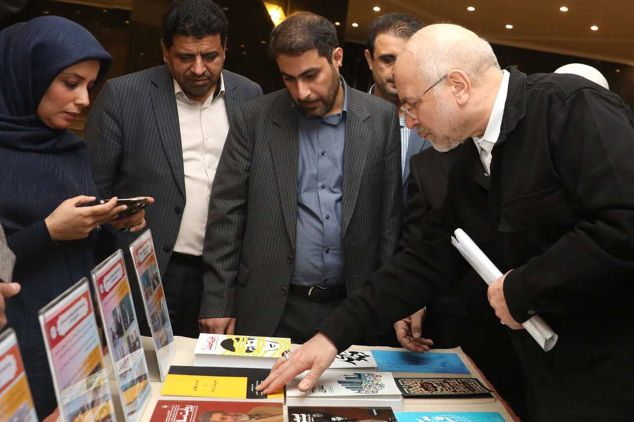  بازدید رئیس مجلس از نمایشگاه آثار مکتوب نمایندگان ادوار