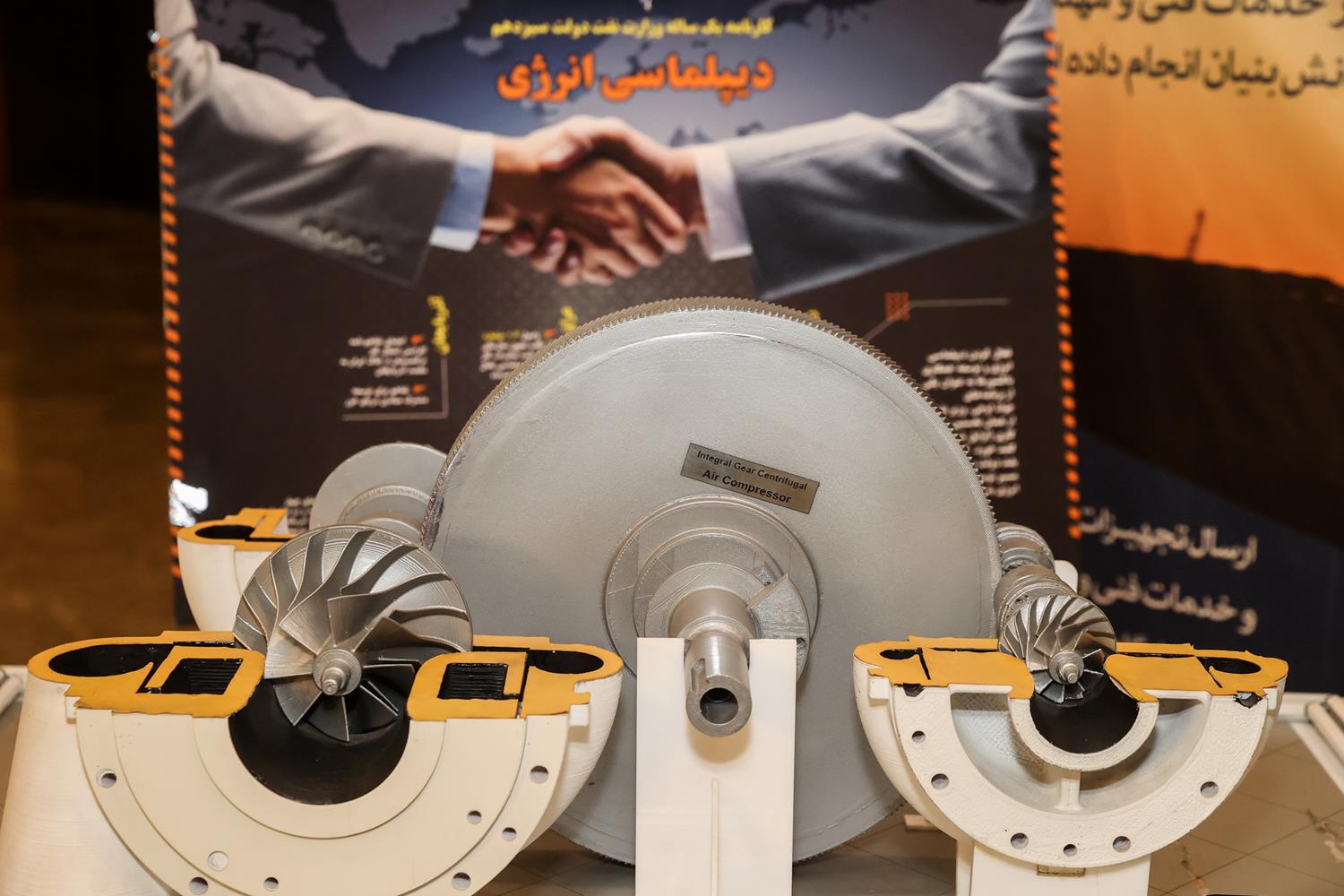 بازدید قالیباف از نمایشگاه توانمندی‌های تولید داخل