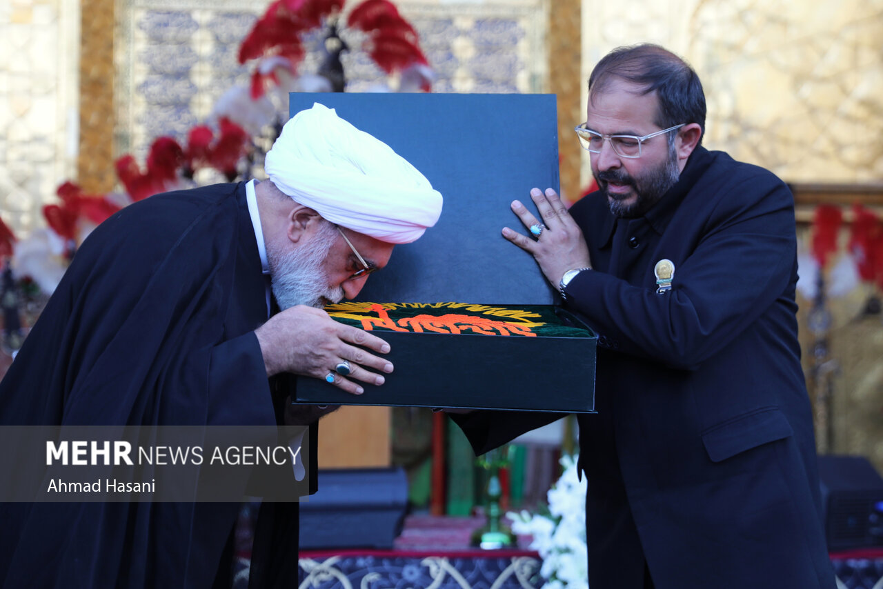 آیین تعویض پرچم گنبد منور رضوی