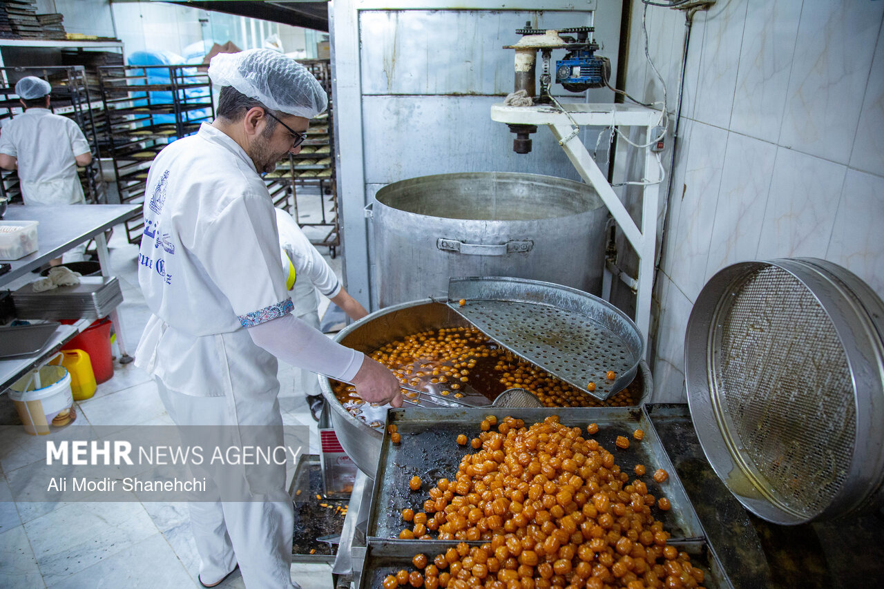 ضیافت زولبیا و بامیه در مشهد