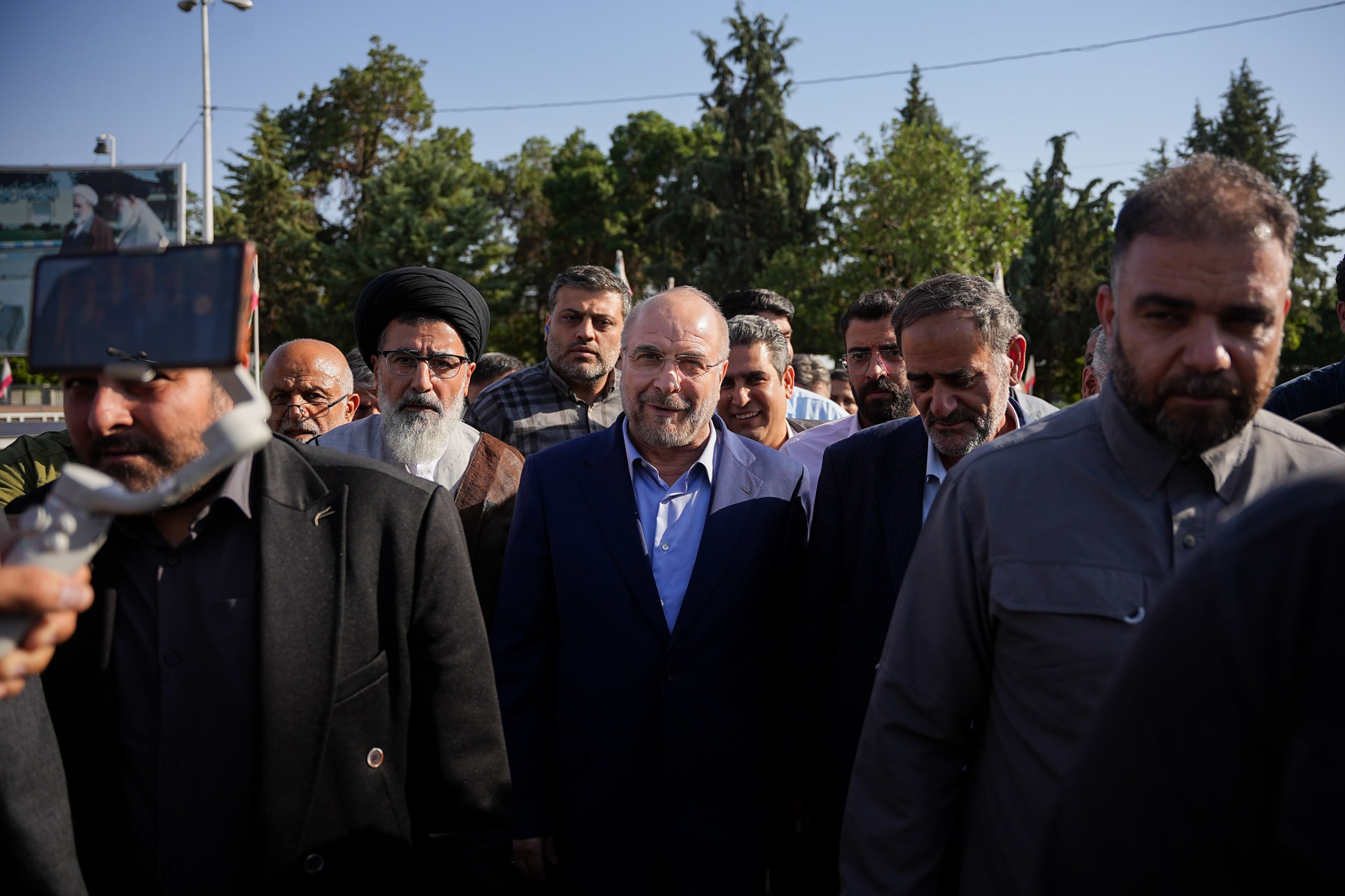 حضور قالیباف در گلزار شهدای قزوین در کنار جمعی از مردم  