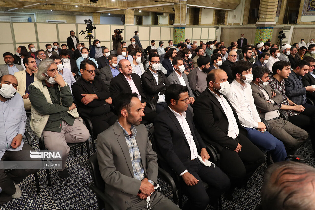  دیدار جمعی از شاعران با رهبر انقلاب