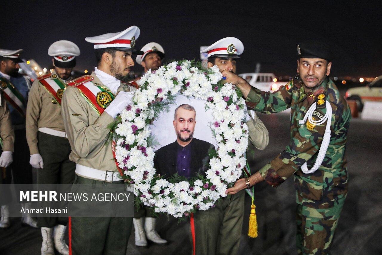 ورود پیکر شهیدحسین امیرعبداللهیان به فرودگاه مشهد