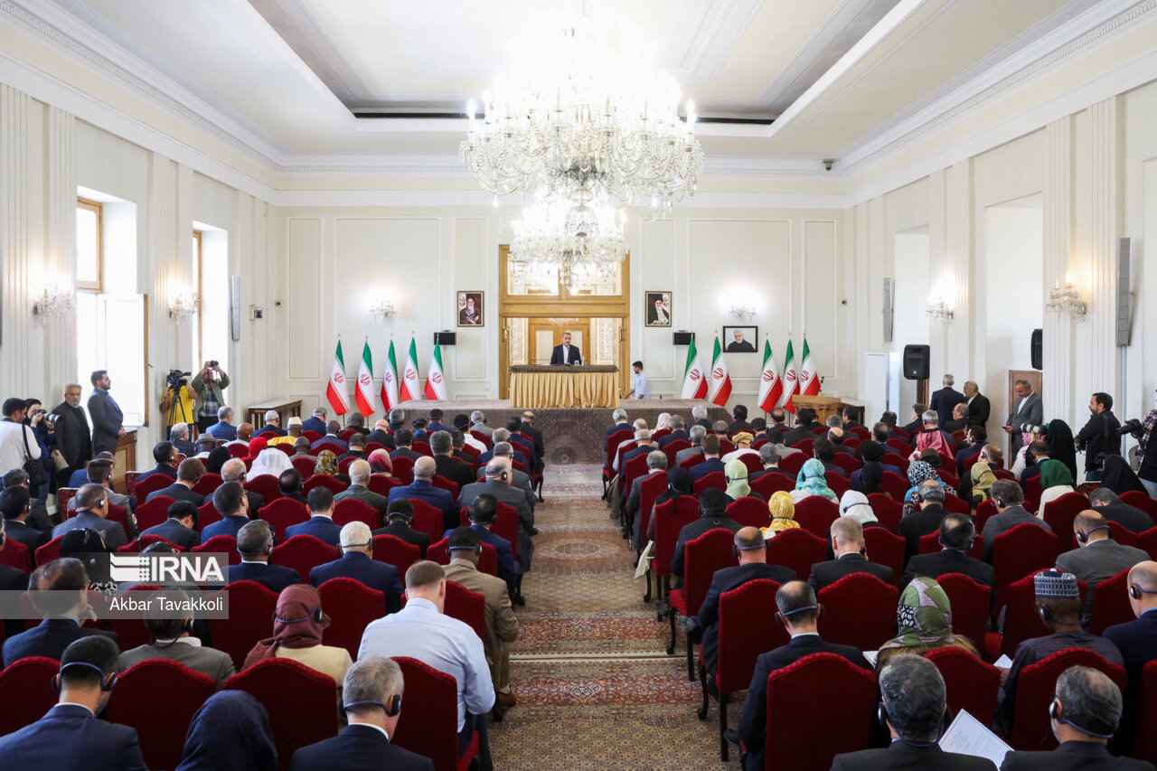 نشست وزیر خارجه با سفرای خارجی مقیم تهران