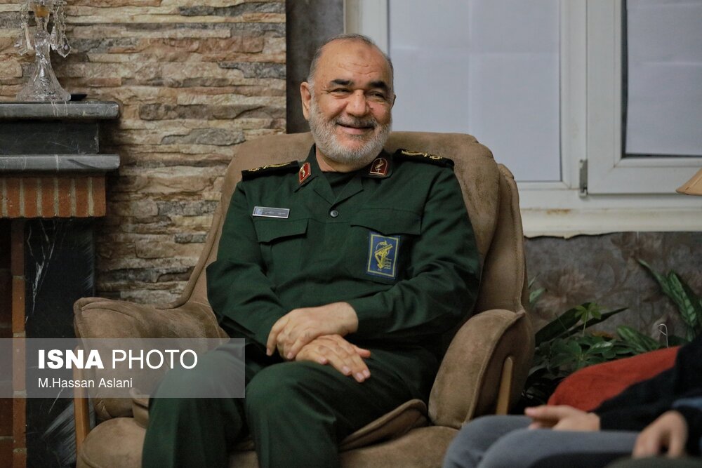 دیدار فرمانده کل سپاه با خانواده شهید سردار عطایی