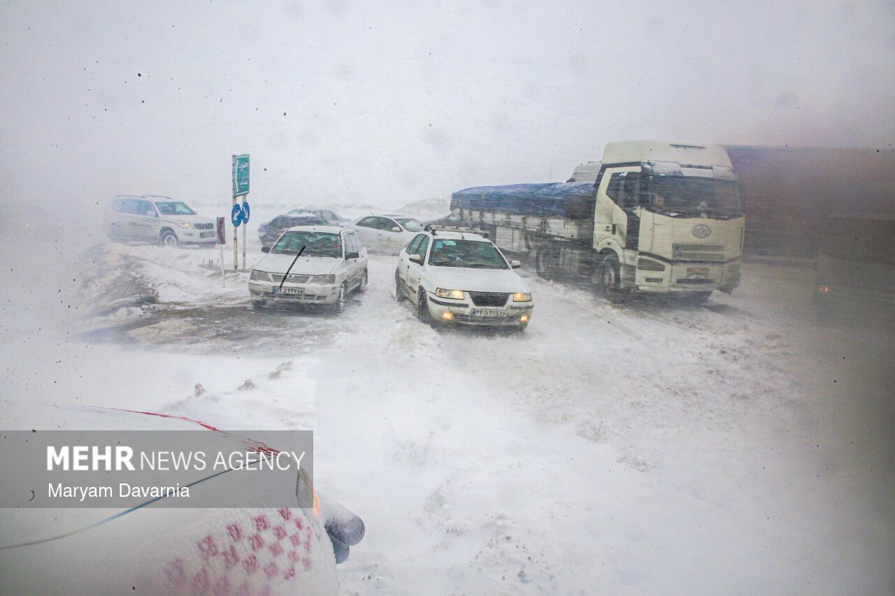 امدادرسانی به خودروهای گرفتار در برف