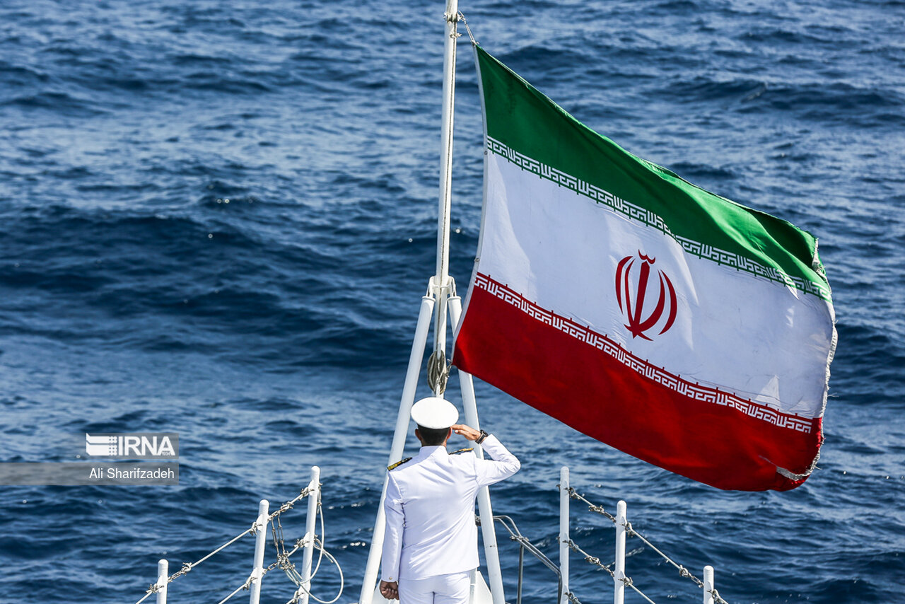 زندگی در ناوشکن تمام ایرانی دنا
