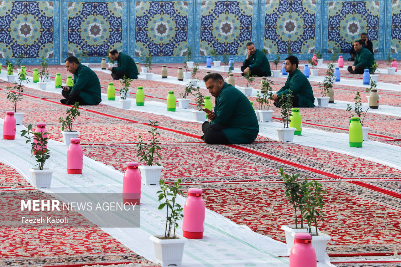 مراسم افطاری طرح ضیافت اکرام رضوی در صحن امام حسن مجتبی(ع)
