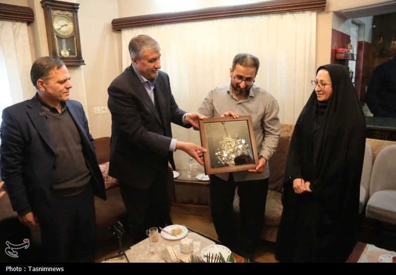 دیدار رئیس سازمان انرژی اتمی با خانواده شهید شهریاری