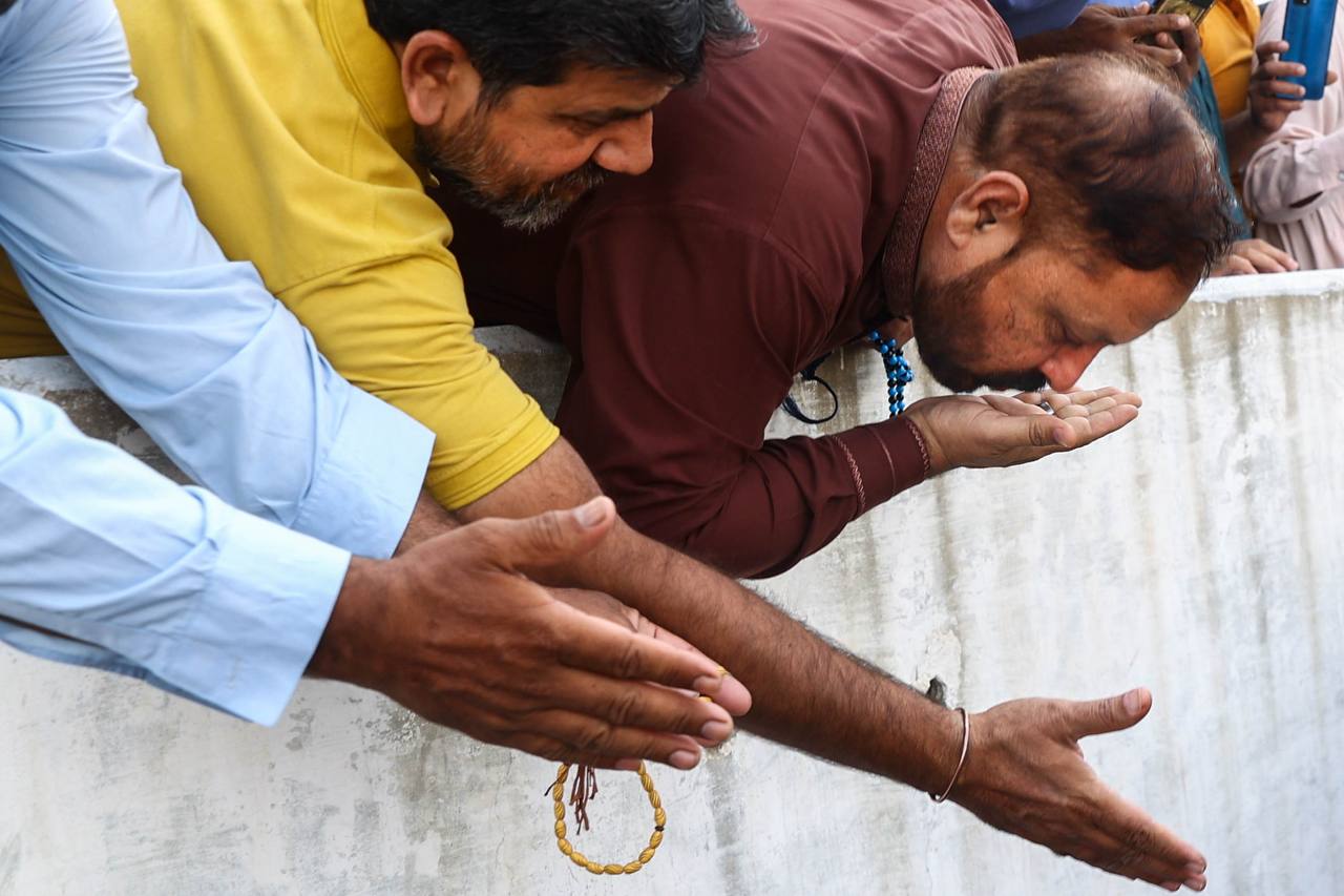  استقبال گرم مردم کراچی از قالیباف