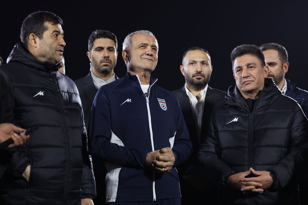  «پزشکیان» با بازیکنان تیم ملی پا به توپ شد